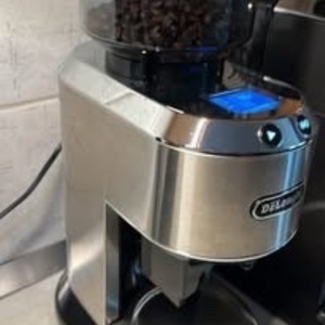 De'Longhi KG 520.M Ηλεκτρικός Μύλος Καφέ 150W με Χωρητικότητα 350gr και 18 Επίπεδα Άλεσης Ασημί