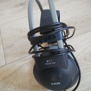 AKG K77