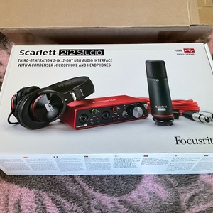 Focusrite Scarlett 2i2 Studio Εξωτερική Επαγγελματική Κάρτα Ήχου με Σύνδεση USB