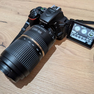 Nikon DSLR Φωτογραφική Μηχανή D5600 Crop Frame Black + Φακός Tamron 70-300mm f 4/-5.6 (τηλεφακός, ιδανικός για φύση / ταξίδια / sports) + 2 μπαταρίες + φορτιστής