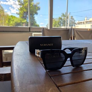 Versace Γυναικεία Γυαλιά Ηλίου με Μαύρο Κοκκάλινο Σκελετό και Γκρι Φακό VE4458 GB1/87