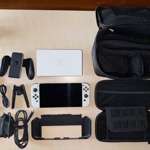 Nintendo Switch Oled 64GB White + Sandisk microSDXC 512 GB + Spigen Case + Travel Cases + Joycons Grip 