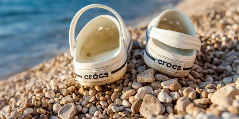 Crocs: Το πιο αμφιλεγόμενα παπούτσια που τελικά… δεν βγάζεις από πάνω σου