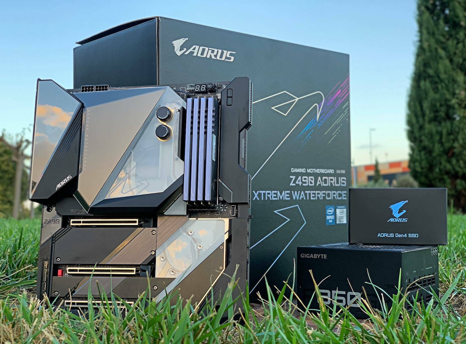 Gigabyte Z490 Aorus Xtreme Waterforce Wi-Fi Placă de bază ATX extins cu Intel 1200 Socket