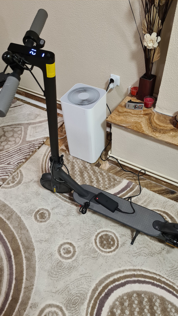 Xiaomi Scooter Mi 1S Electric Scooter with 25km/h Max Speed and 30km Autonomy in Negru Color