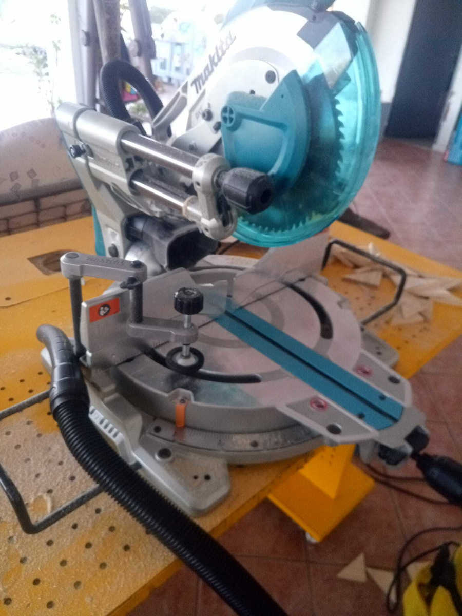 Makita Φαλτσοπρίονο Ρεύματος 1510W Συρόμενο με Οδηγό Laser & Διάμετρο 260mm