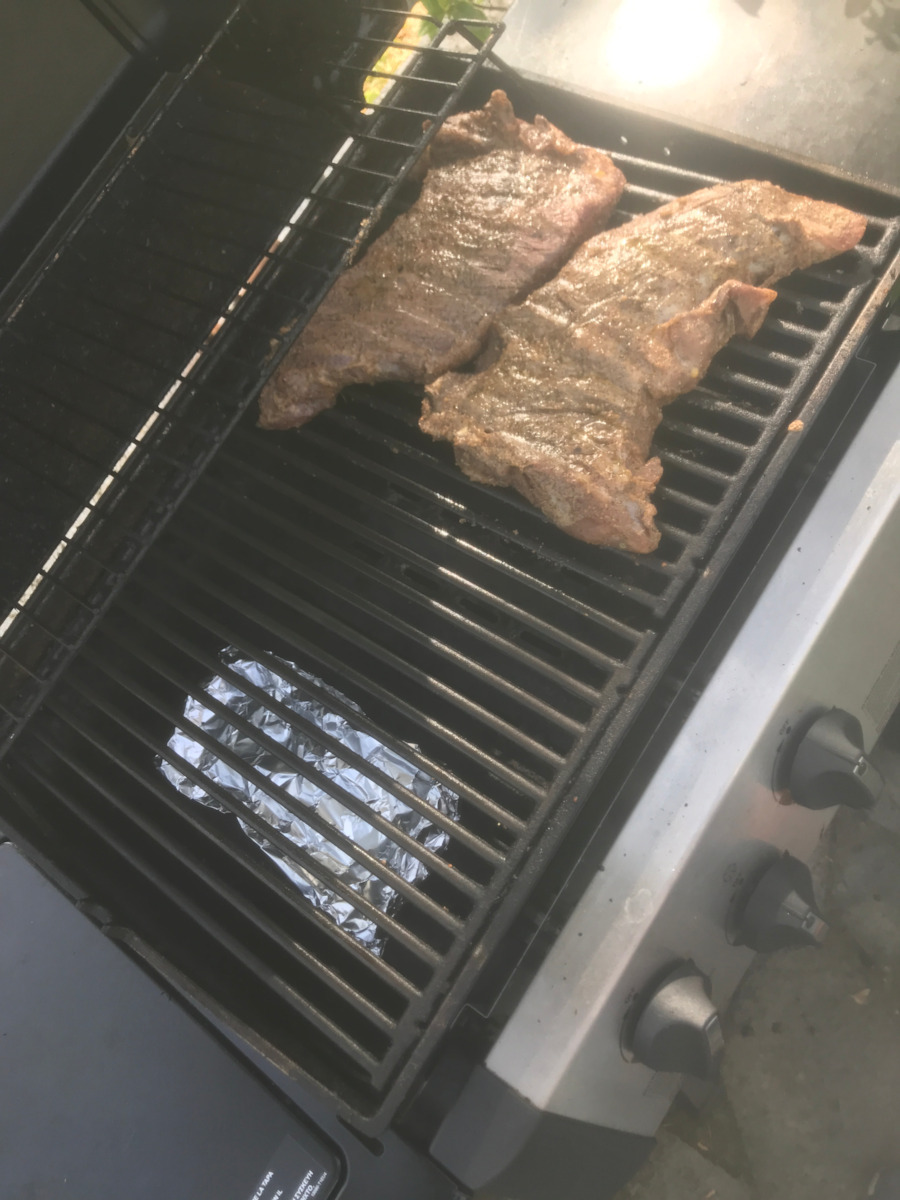 Broil King Gem 330 Ψησταριά Υγραερίου Μαντεμένιας Σχάρας 55x34εκ. με 3 Εστίες 6.9kW και Πλαϊνό Μάτι 2.7kW