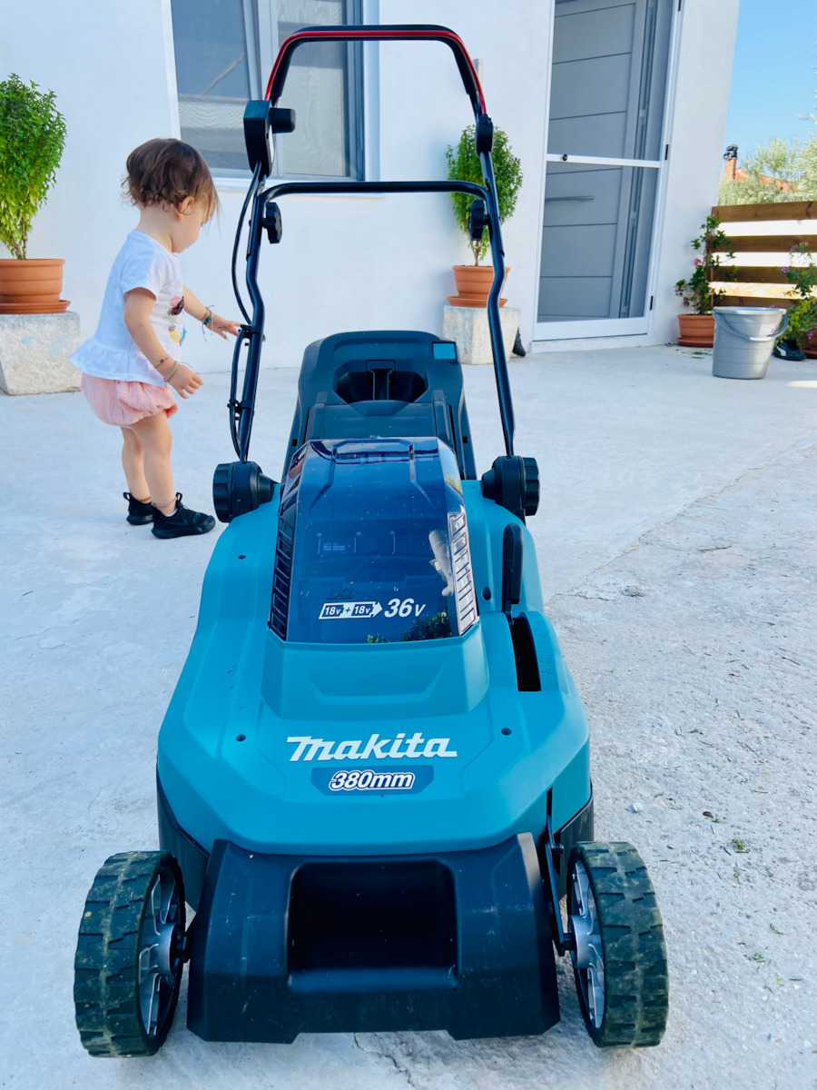 Makita Mașină de tuns iarba Baterie 18V Solo