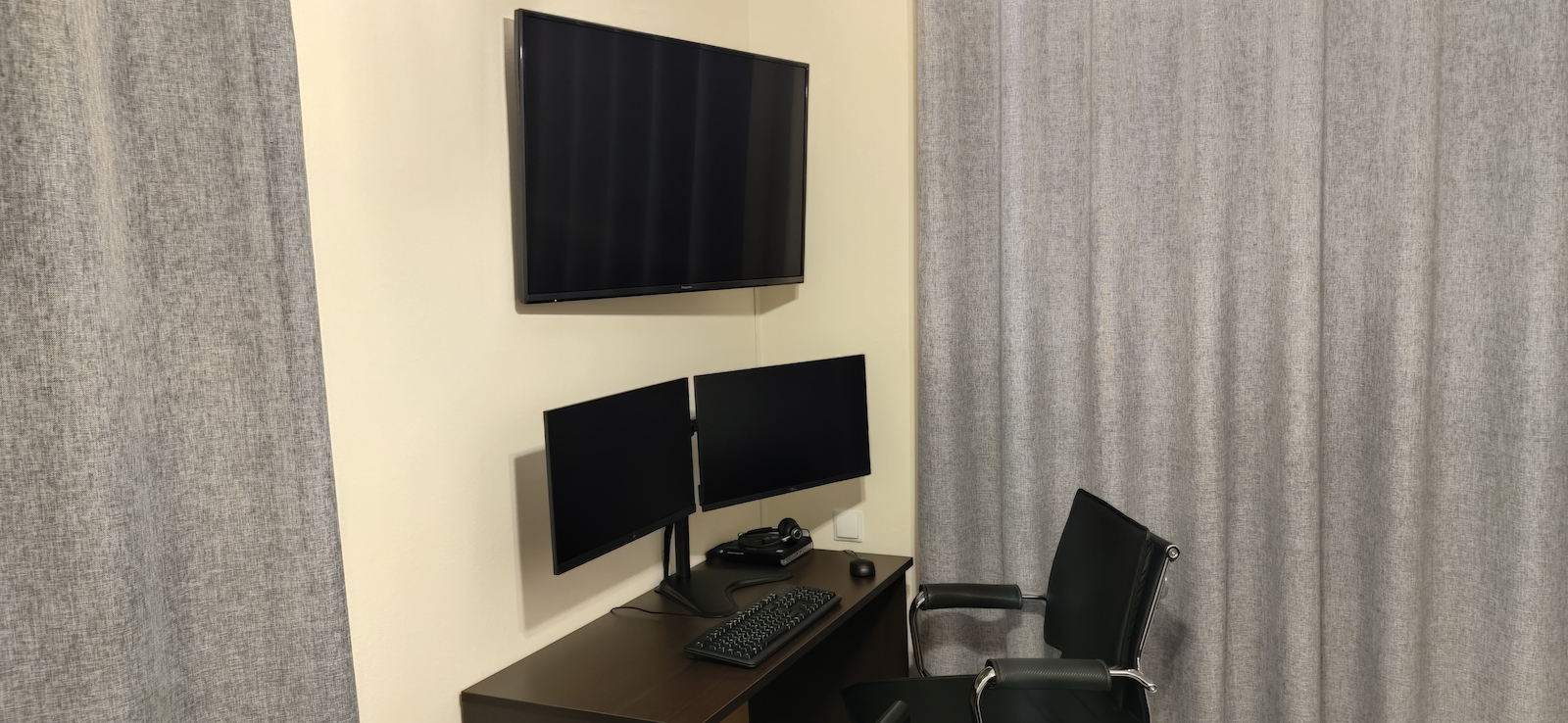 VonHaus Tabletop Suport pentru 2 Monitoare până la 32" cu Braț (3005117)