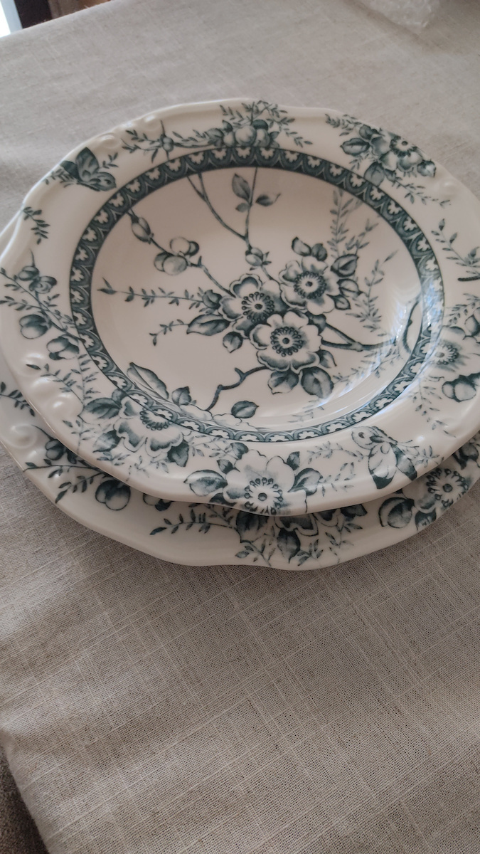 Oriana Ferelli Tiffany Green Porcelain Dinnerware Set 20pcs
