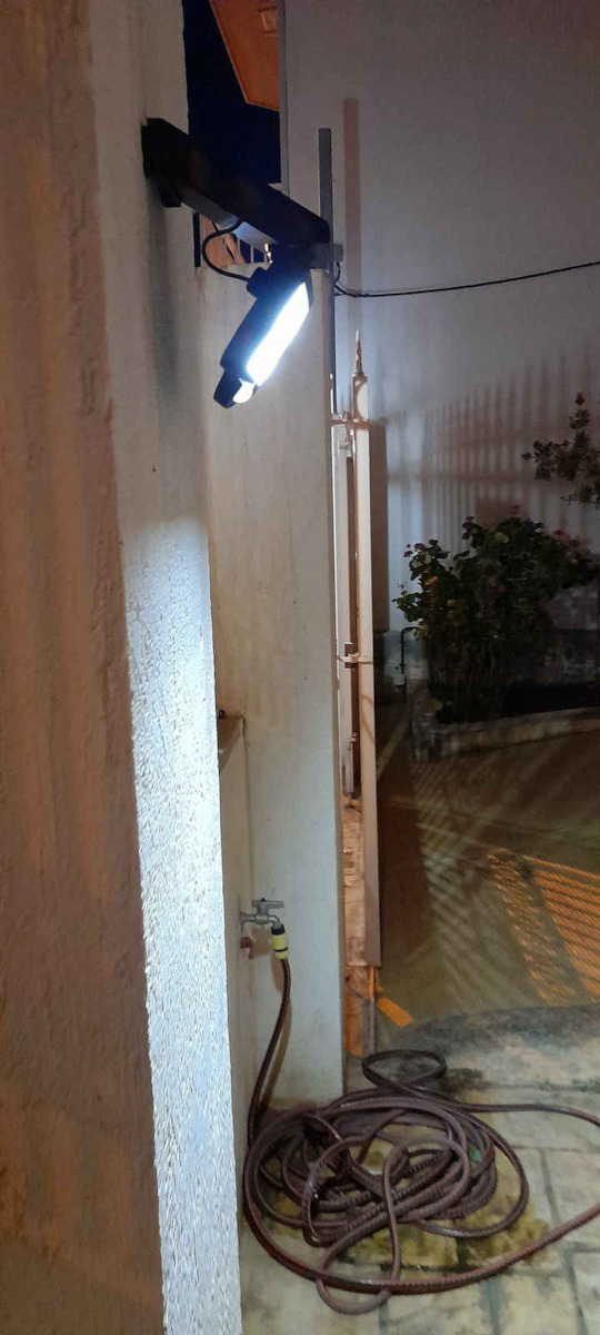 GloboStar Στεγανός Ηλιακός Προβολέας LED 20W Ψυχρό Λευκό 6000K με Αισθητήρα Κίνησης, Φωτοκύτταρο και Τηλεχειριστήριο IP65