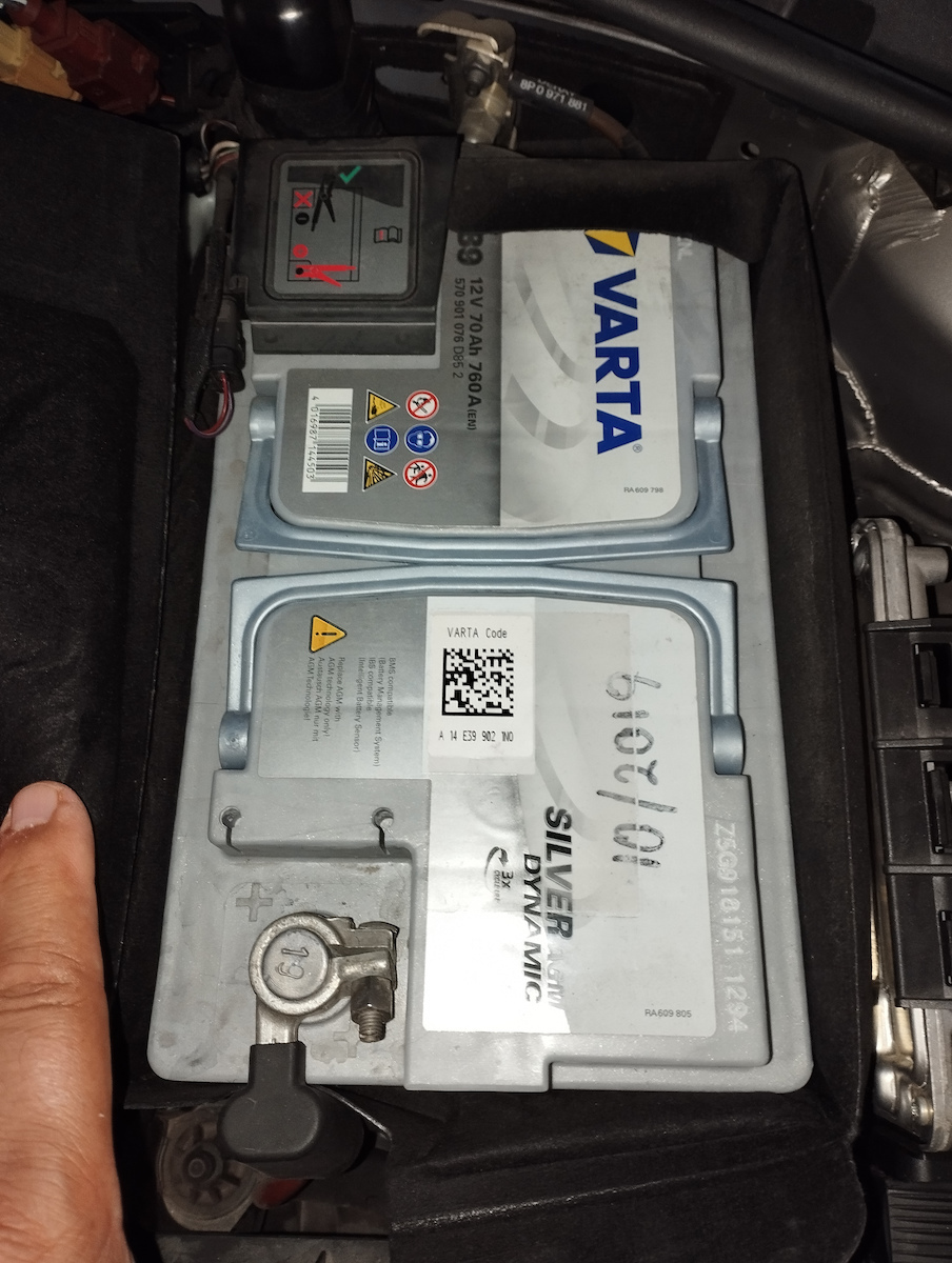 Varta E39 AGM Silver Stop Start Car Battery (UK096 AGM) 12V 70Ah +