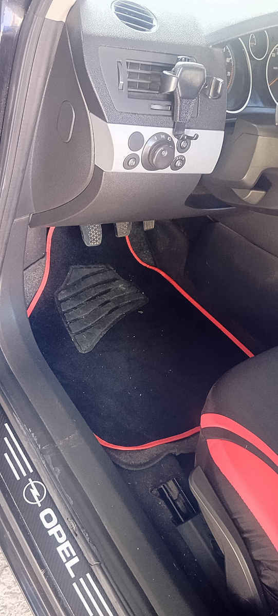 Autoline Set of Front and Rear Mats Universal 4pcs Black / Red