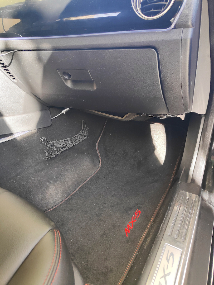 Mazda MX-5 2005-2015 Teppichmatten Sport Line Schwarz mit roter Naht Rote Stickerei MX-5 Set aus 2 Teilen