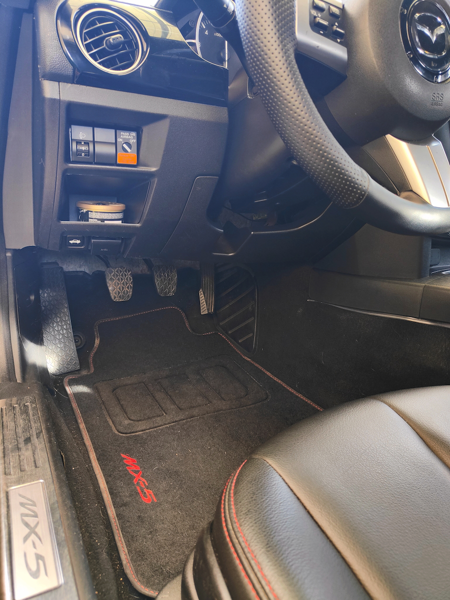 Mazda MX-5 2005-2015 Teppichmatten Sport Line Schwarz mit roter Naht Rote Stickerei MX-5 Set aus 2 Teilen