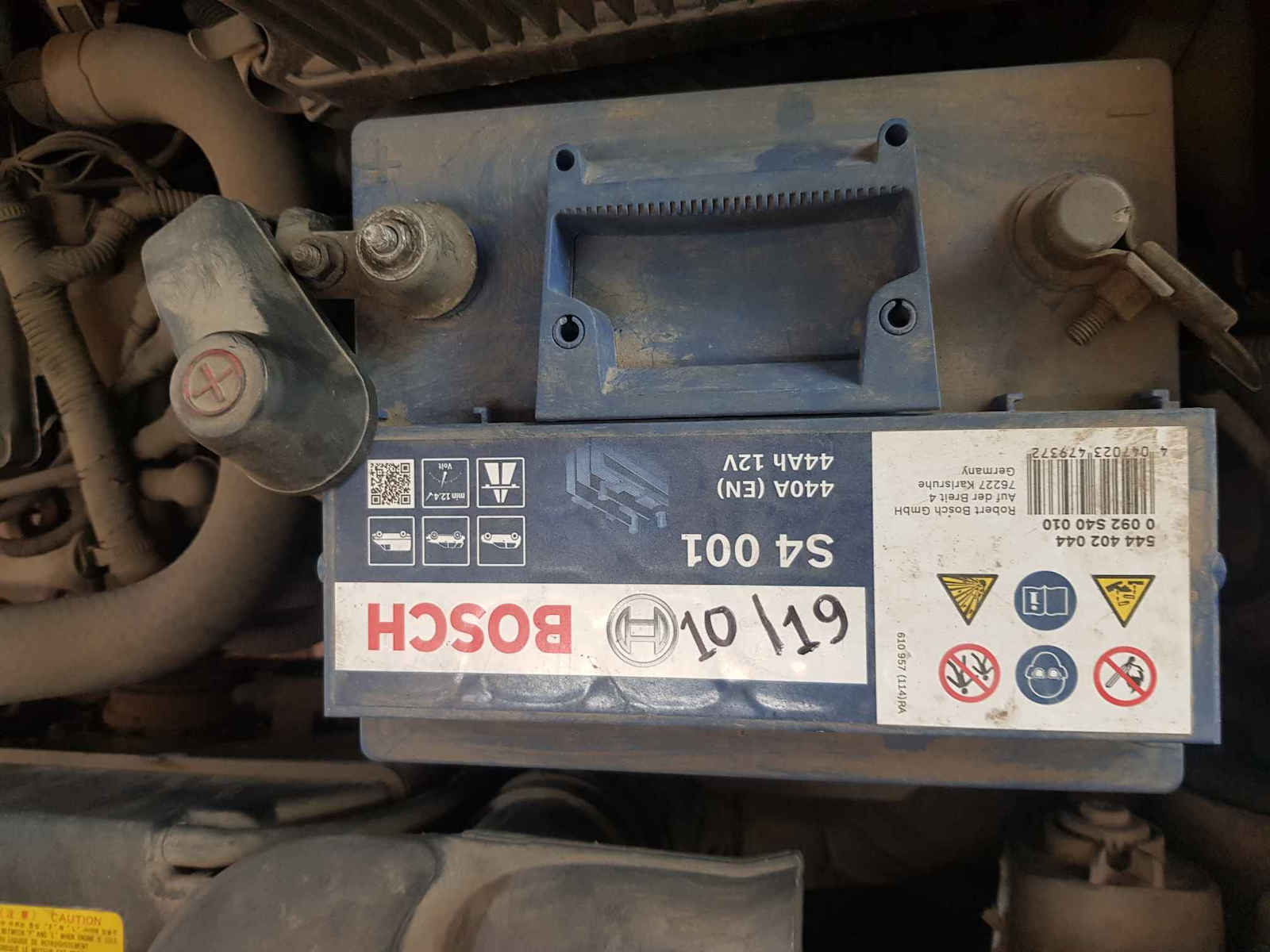 Bosch Car Battery S4001 with 44Ah Capacity and 440A CCA