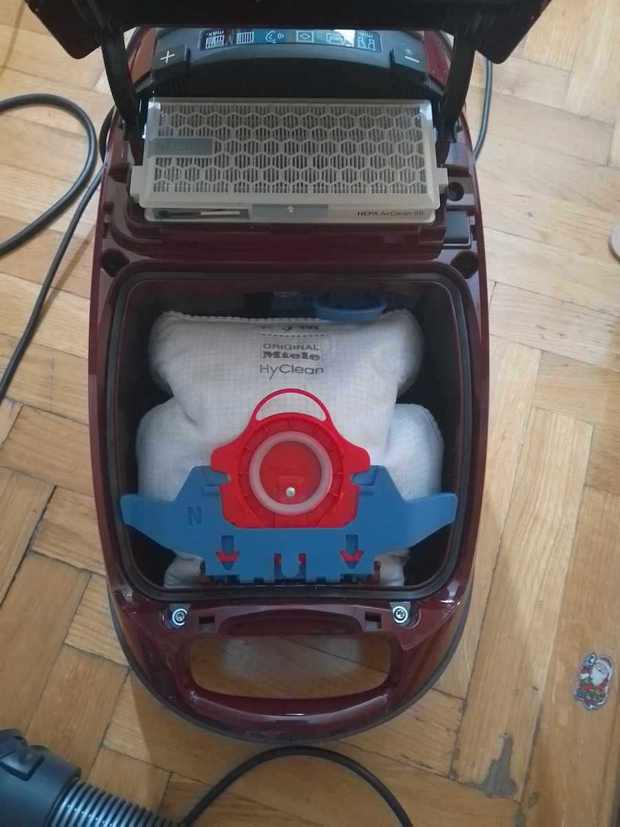 Miele Complete C3 125 Gala Edition Aspirator 890W cu sac 4.5lt Roșie
