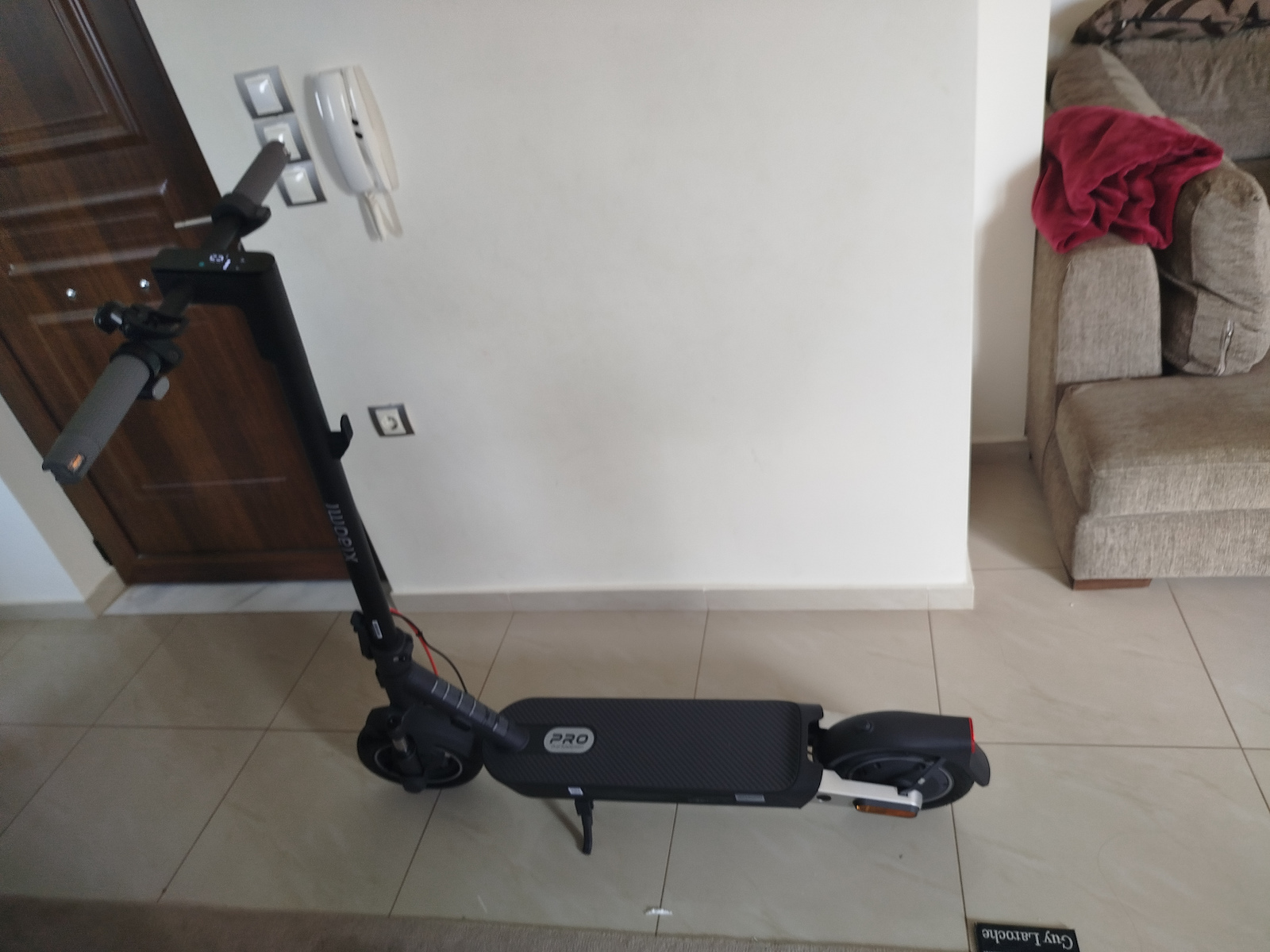 Xiaomi Електрически Скутер 5 Електрическа Тротинетка с 25km/h Максимална Скорост и 60km Автономия в Черен Цвят