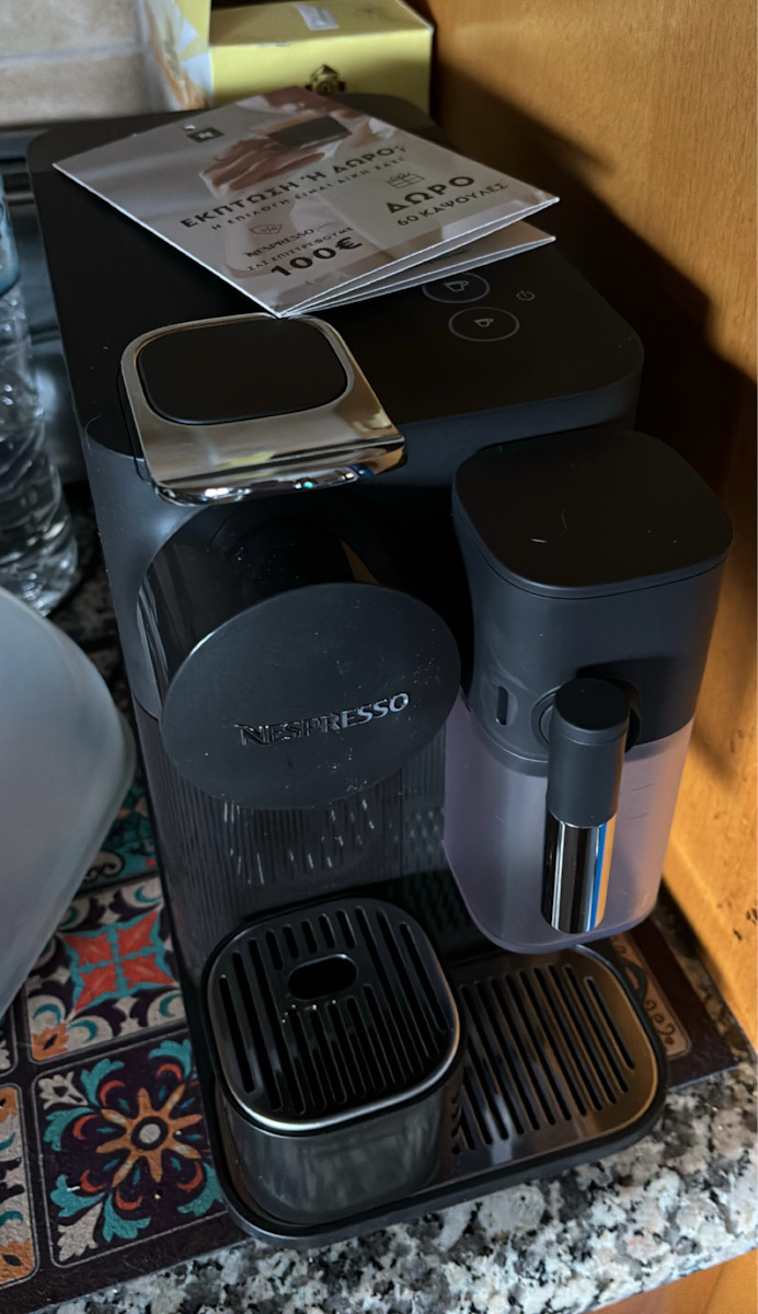 De'Longhi Lattissima One Pod Coffee Machine Nespresso Pressure 19bar with Milk Frother Black