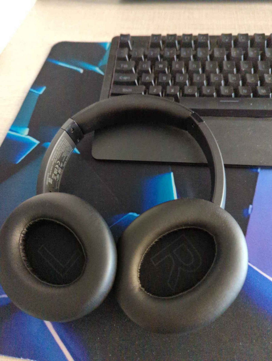 Soundcore by Anker Q20i Wireless / Wired Over Ear Headphones with 40 hours of Operation and Quick Charge Black