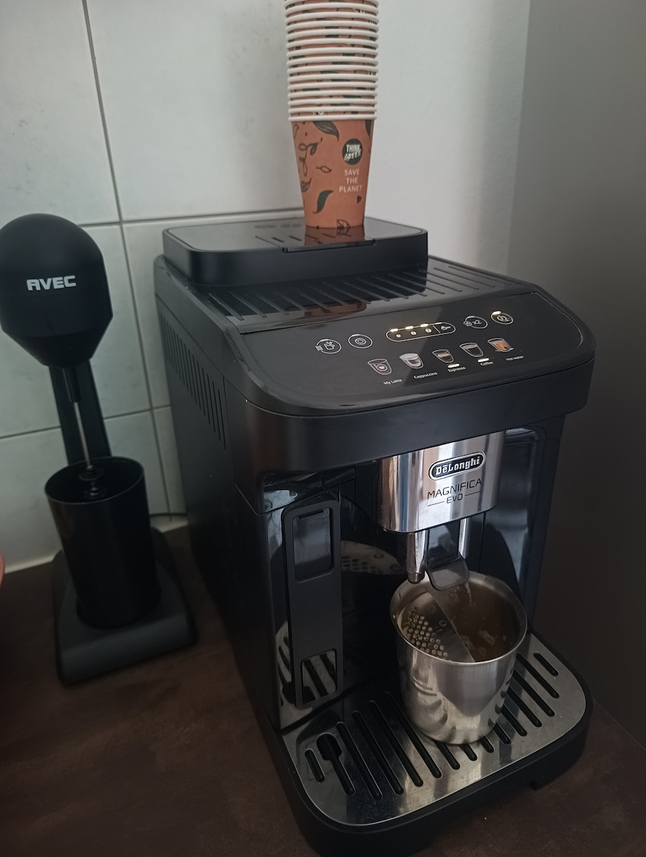 De'Longhi Magnifica Evo Automatic Espresso Machine 1450W Pressure 15bar for Cappuccino with Grinder Black