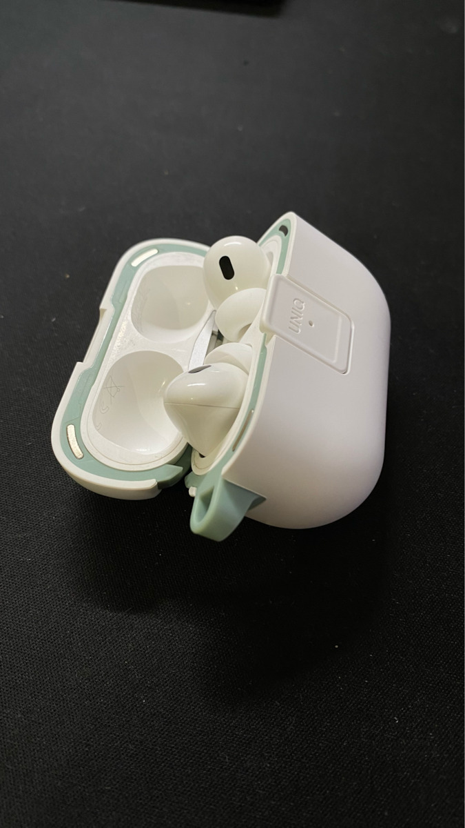 Uniq Case Plastic / Silicone in White color for Apple AirPods 1 / AirPods 2