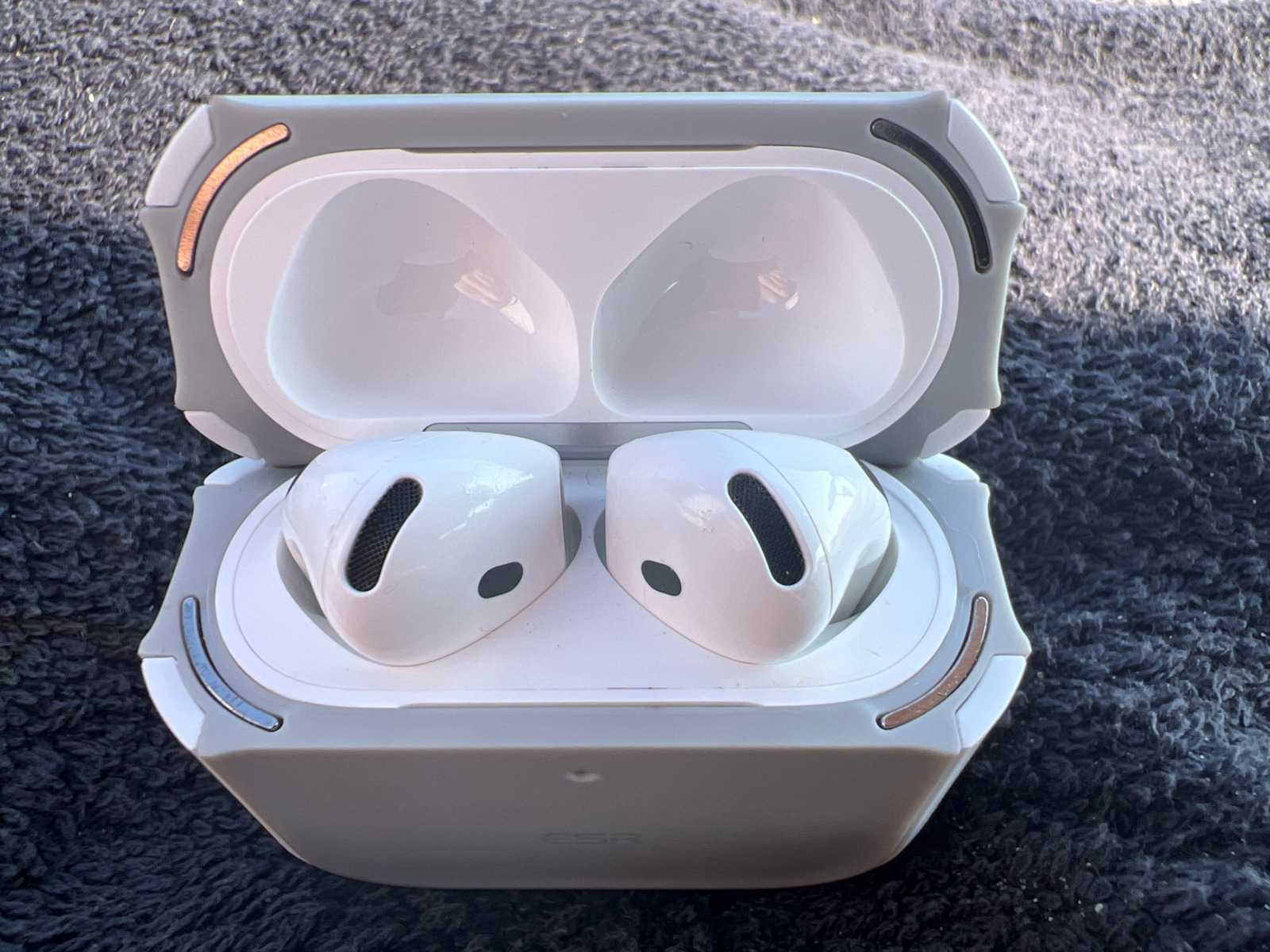 ESR Orbit Halolock Magsafe Hülle Silikon in Blau Farbe für Apple AirPods 4