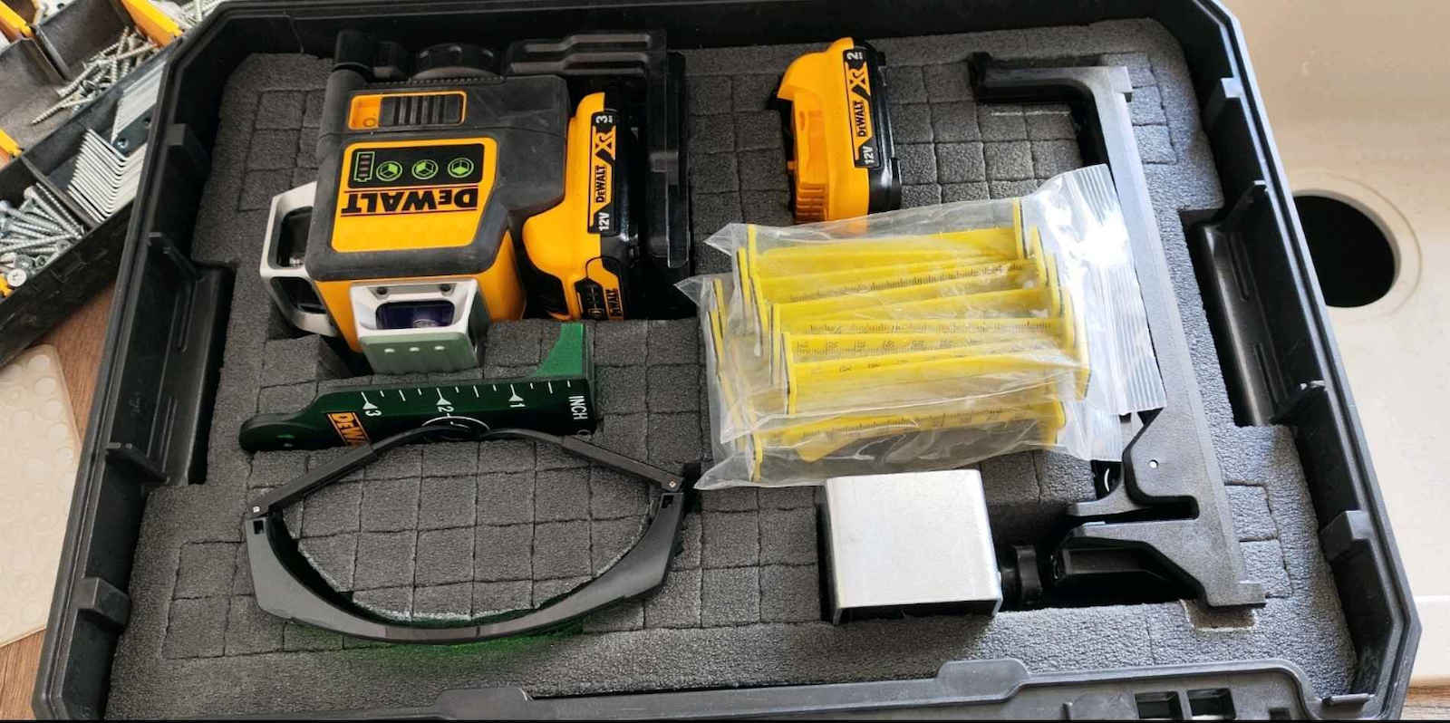 Dewalt DCE089D1G Self-leveling Rotational Laser Level Green Beam 12V with Working Range 30m