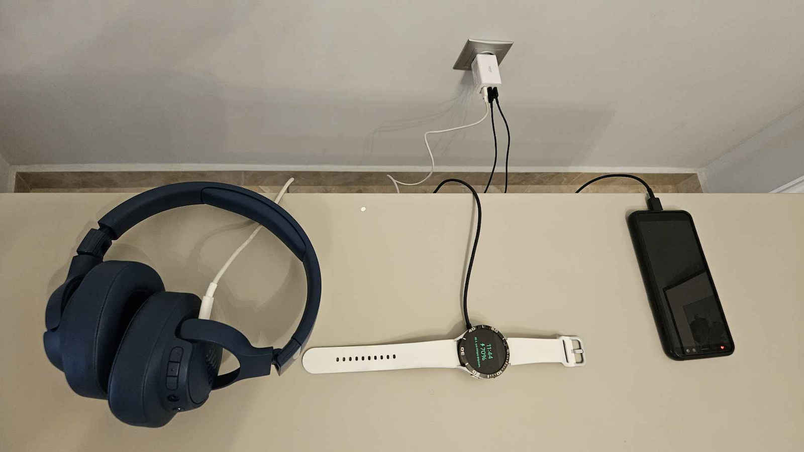 Spigen Φορτιστής Χωρίς Καλώδιο GaN με Θύρα USB-A και 2 Θύρες USB-C 67W Power Delivery / Quick Charge 3.0 Λευκός (Essential)