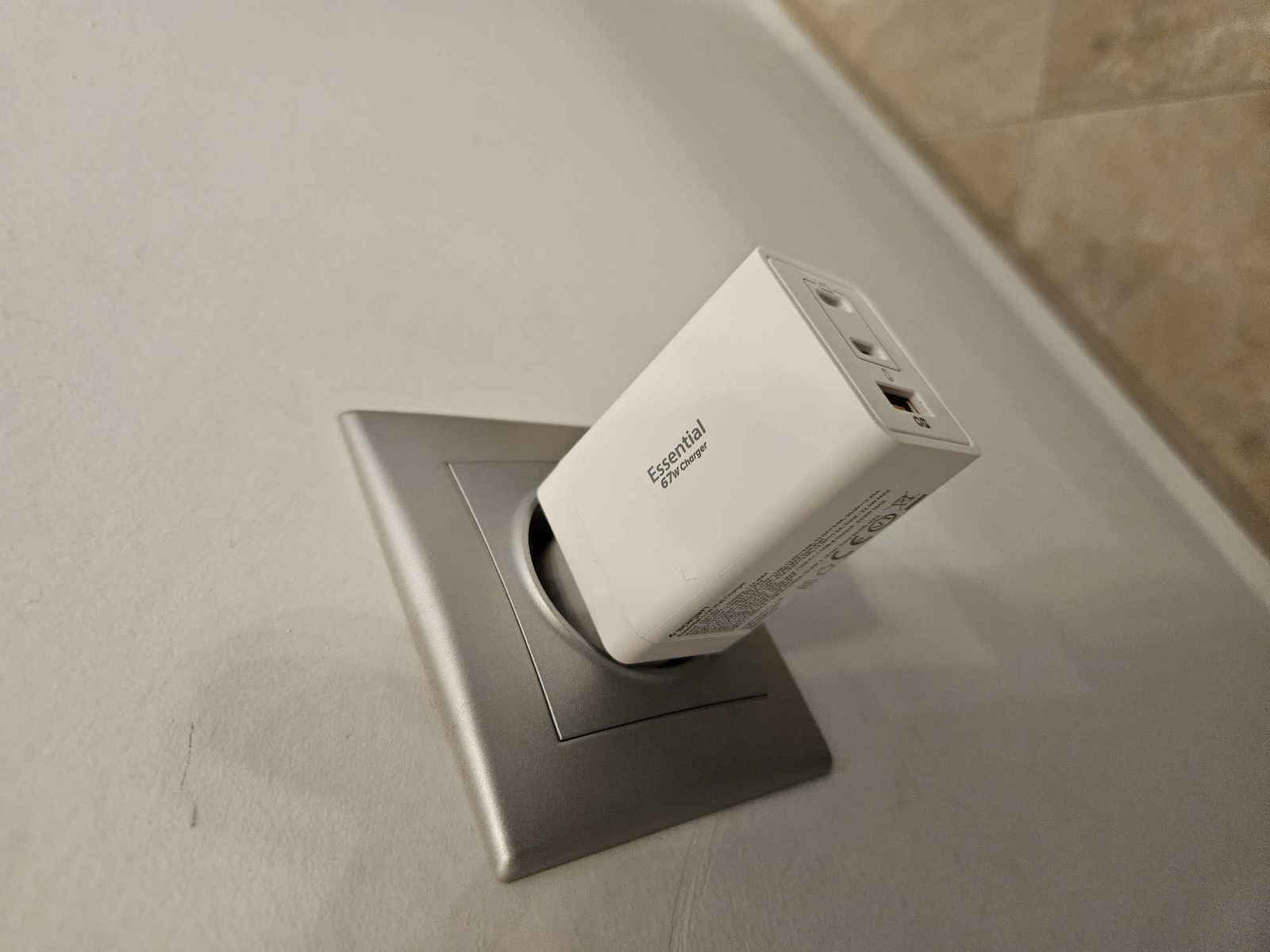 Spigen Φορτιστής Χωρίς Καλώδιο GaN με Θύρα USB-A και 2 Θύρες USB-C 67W Power Delivery / Quick Charge 3.0 Λευκός (Essential)