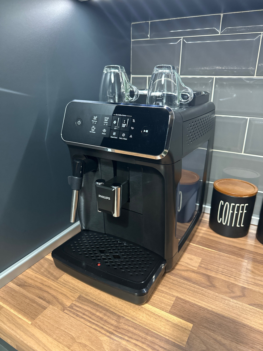 Philips Series 2200 Αυτόματη Μηχανή Espresso 1500W Πίεσης 15bar με Μύλο Άλεσης Μαύρη EP2220/10