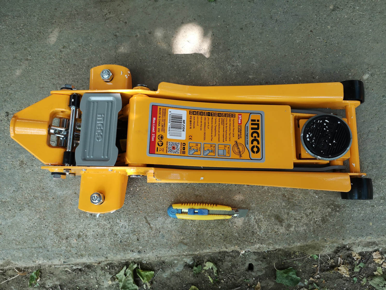 Ingco Hydraulic Carriage Jack with Lifting Capacity up to 34cm and Weight Capacity up to 2 Tons