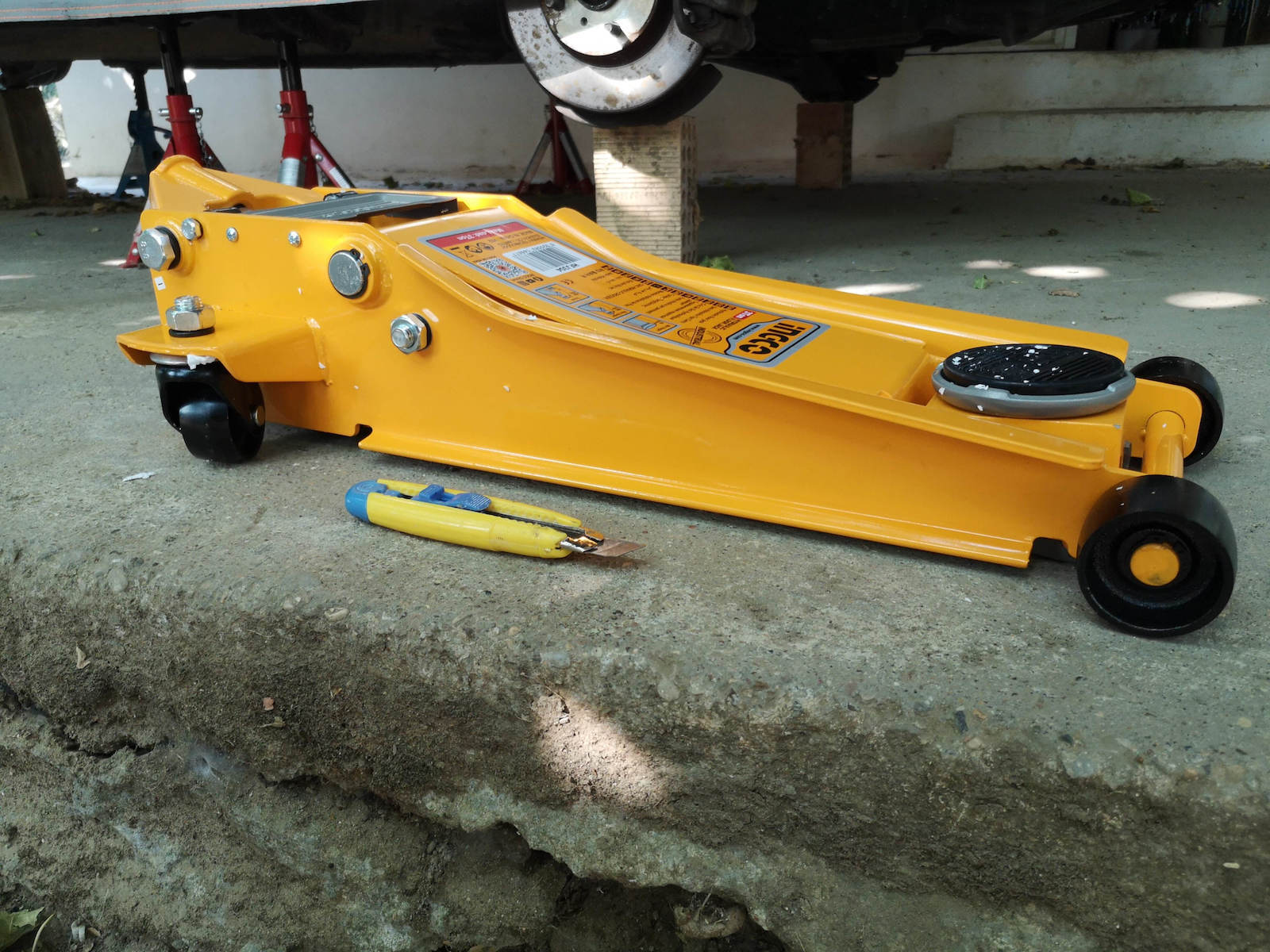 Ingco Hydraulic Carriage Jack with Lifting Capacity up to 34cm and Weight Capacity up to 2 Tons