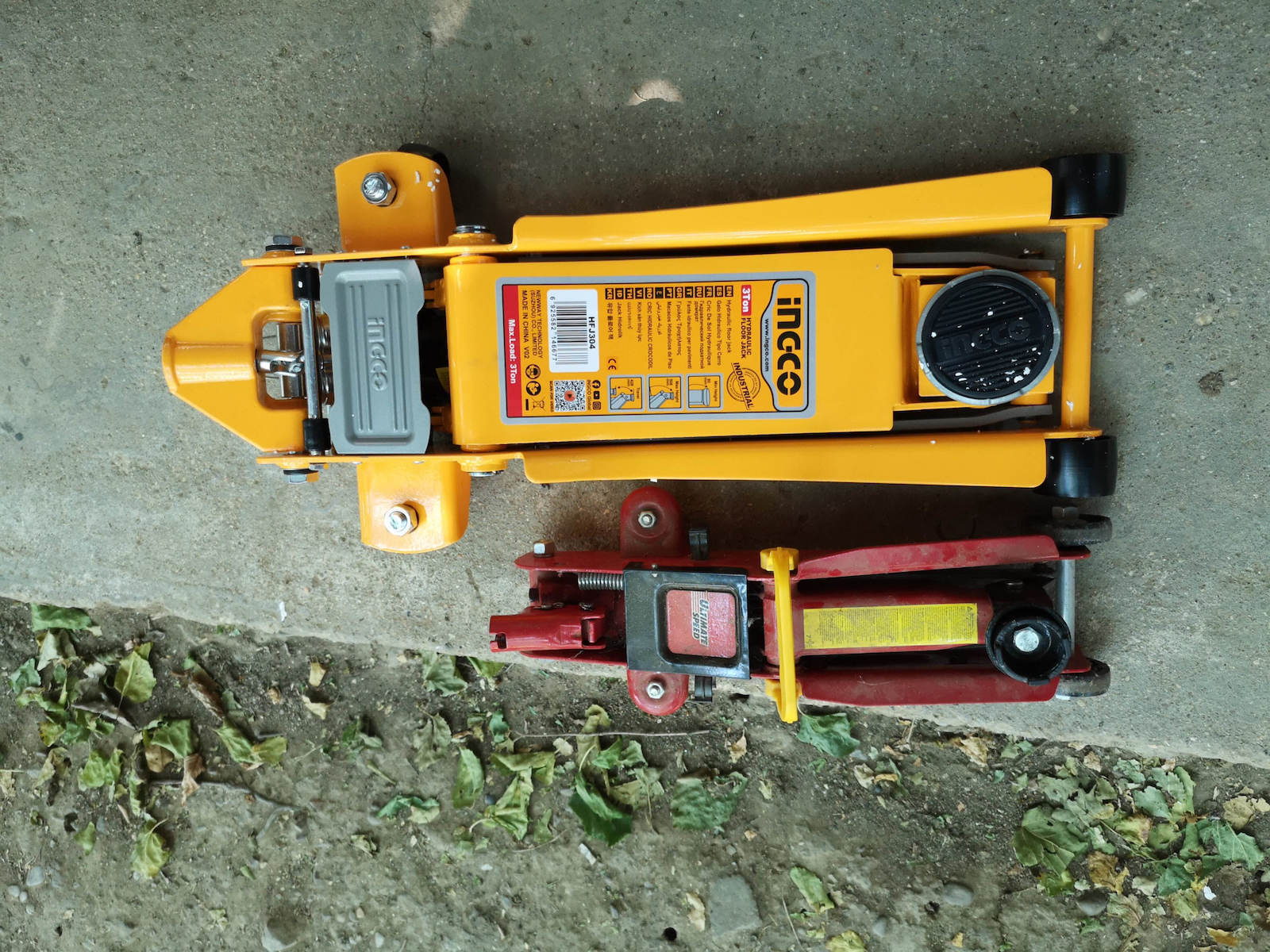 Ingco Hydraulic Carriage Jack with Lifting Capacity up to 34cm and Weight Capacity up to 2 Tons