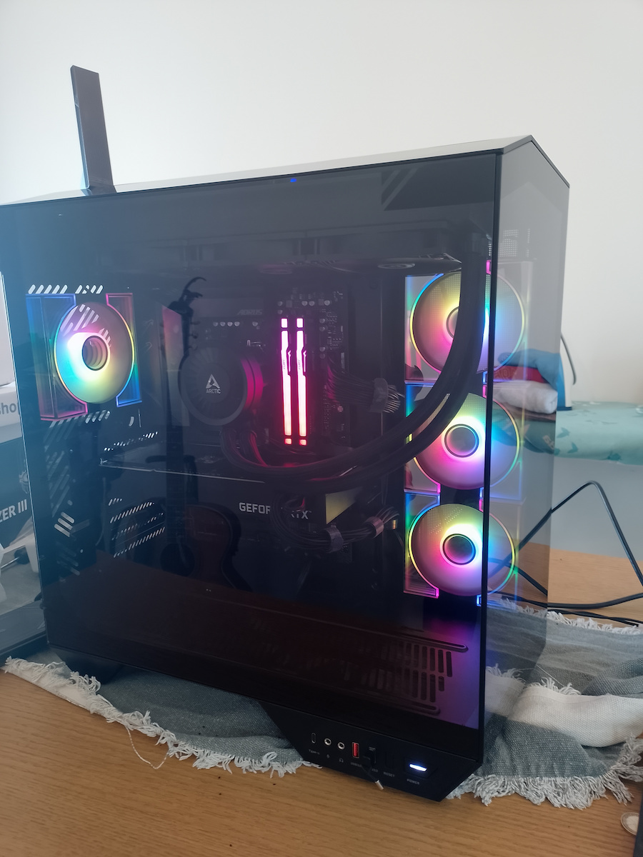 Darkflash DY470 (+fans & gpu bracket) Gaming Middle Tower Carcasă Calculator cu Fereastră Laterală și Iluminare RGB Negru