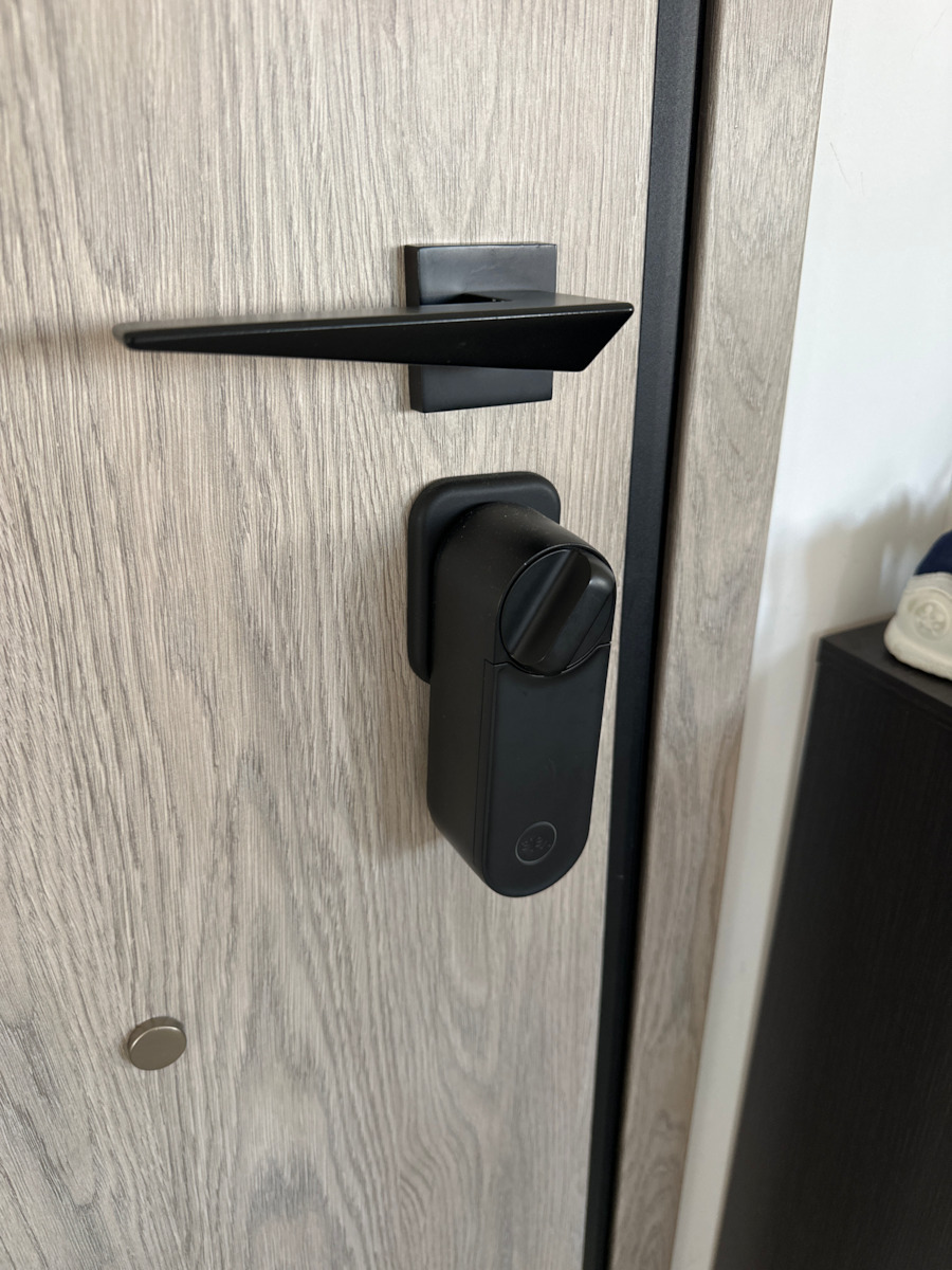 Yale Electronic Lock Linus in color Black with Connectivity Bluetooth and Wi-Fi