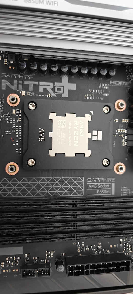 AMD Ryzen 7 7800X3D 4.2GHz Procesor cu 8 nuclee pentru Socket AM5