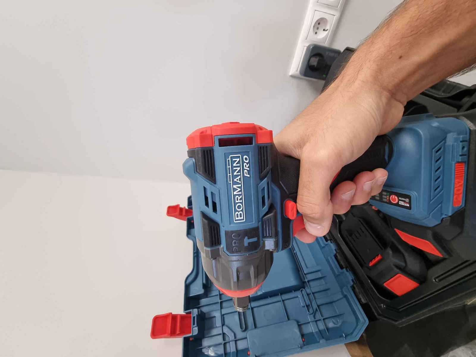 Bormann Pro BBP5422X44CA Brushless Impact Wrench Battery 20V 2x4Ah with Socket 1/2"