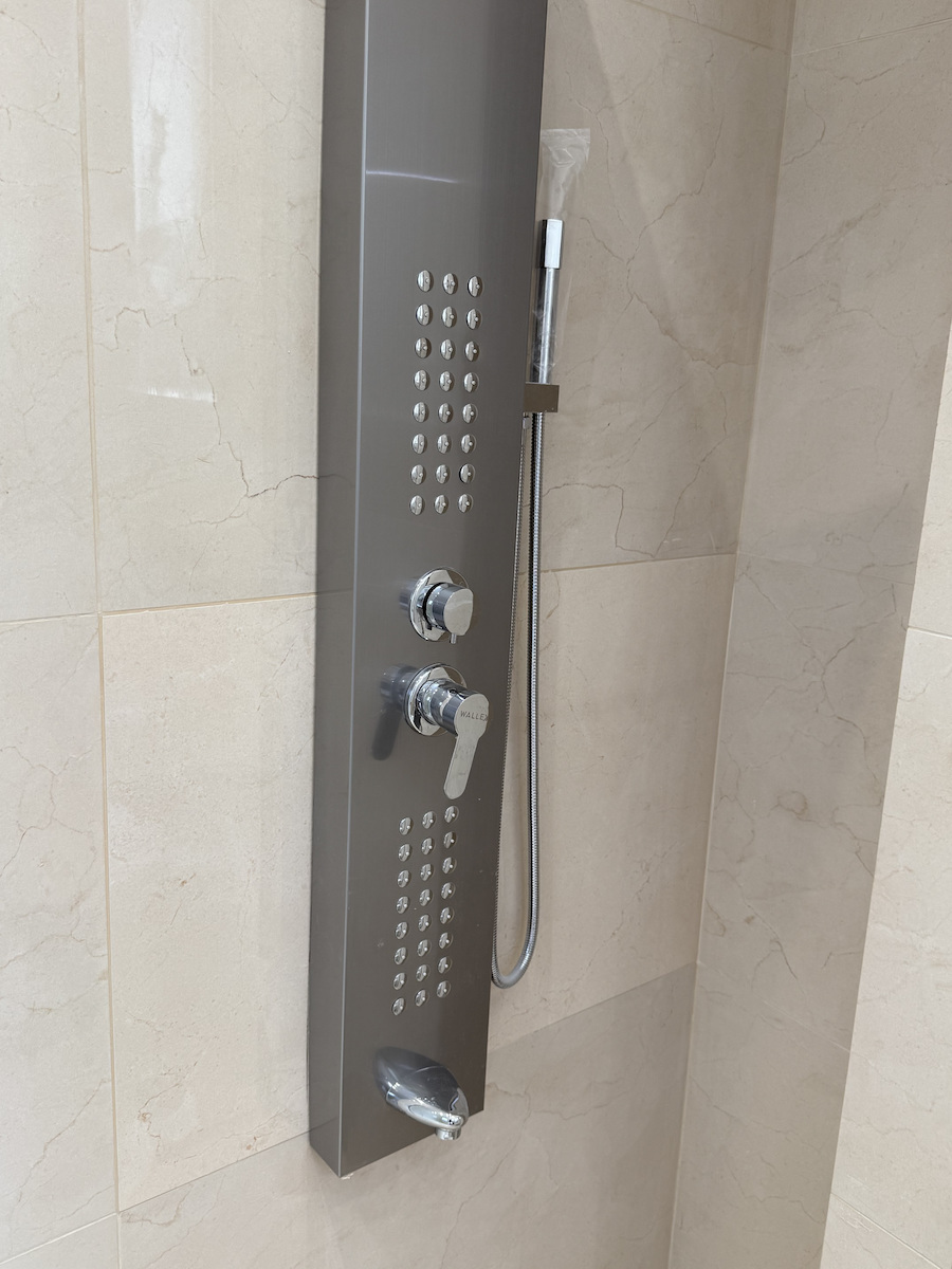 Wallex Ρυθμιζόμενη Στήλη Υδρομασάζ 150cm Μαύρη