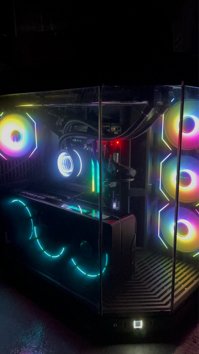 HYTE Y70 Gaming Midi-Turm Computergehäuse mit Seitenfenster Weiß / Schwarz