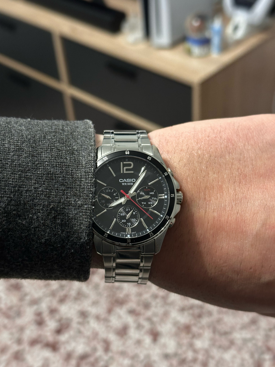 Casio Men's Watch 35mm Chronograph Battery with Red Metal Bracelet