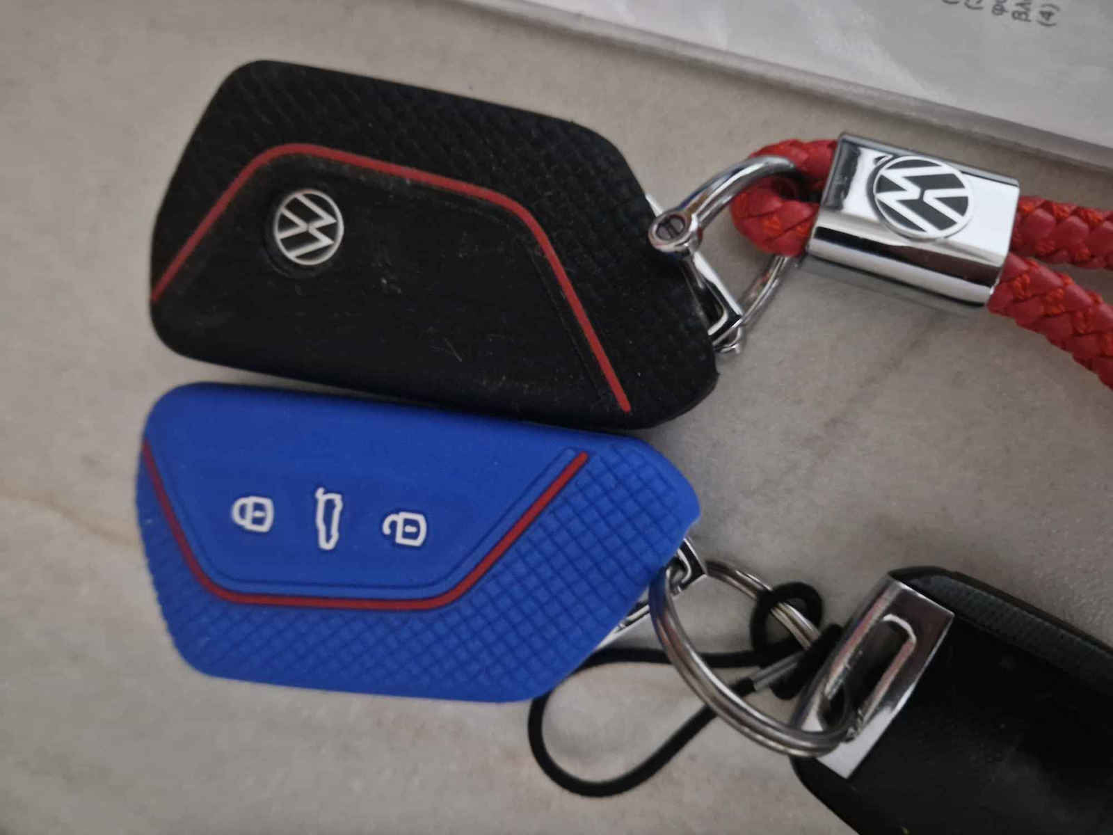 Car Key Cover Case made of with 3 Buttons for VW / Seat / Skoda in Black Color