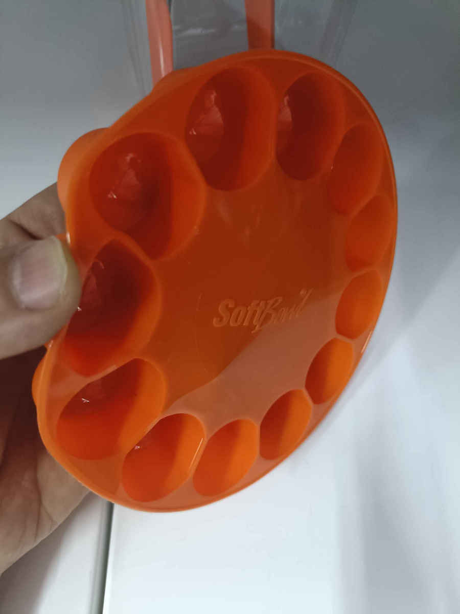 SoftBowl No Coating Silicone Chocolates 12 Cups Baking Pan Camomile 14x14x2.5cm