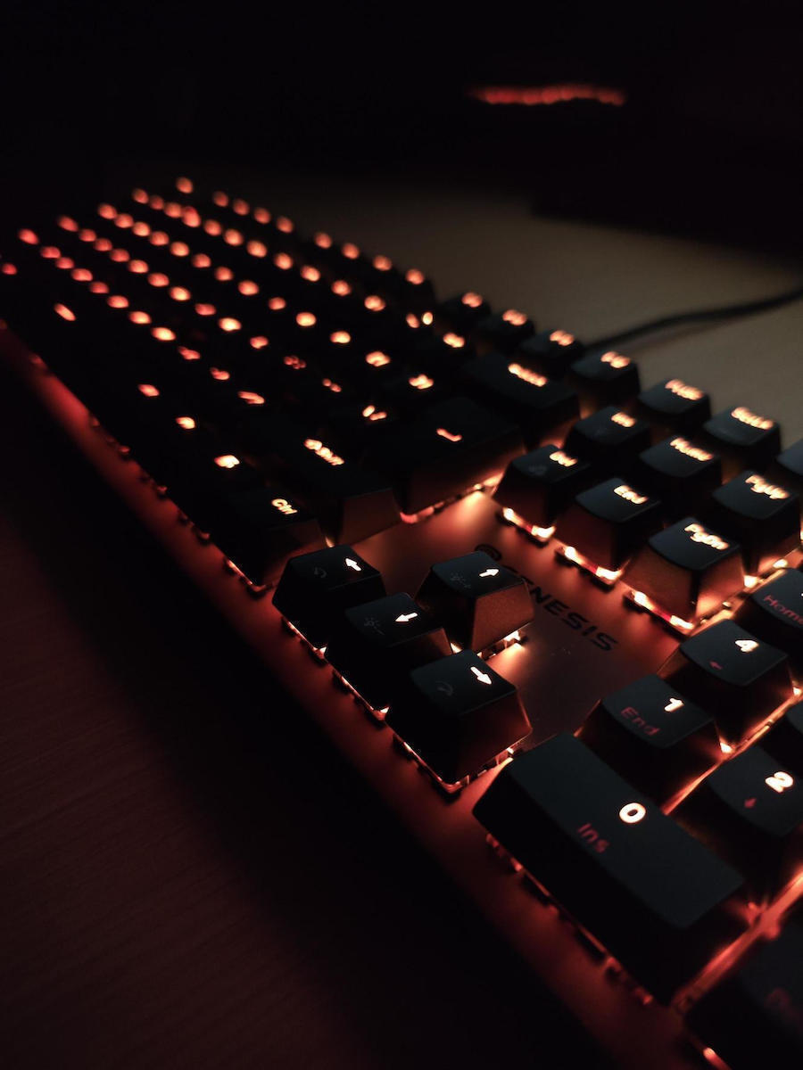 Genesis Thor 303 Gaming Μηχανικό Πληκτρολόγιο με Outemu Peach Silent διακόπτες και RGB φωτισμό (Αγγλικό US) Λευκό