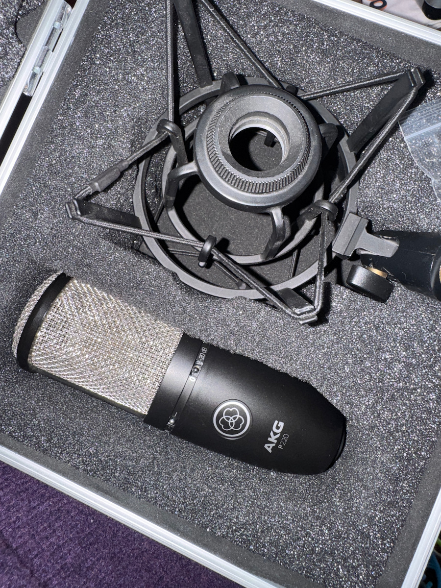 AKG Perception 220 Microfon Condensator XLR Montat pe amortizoare pentru Vocale