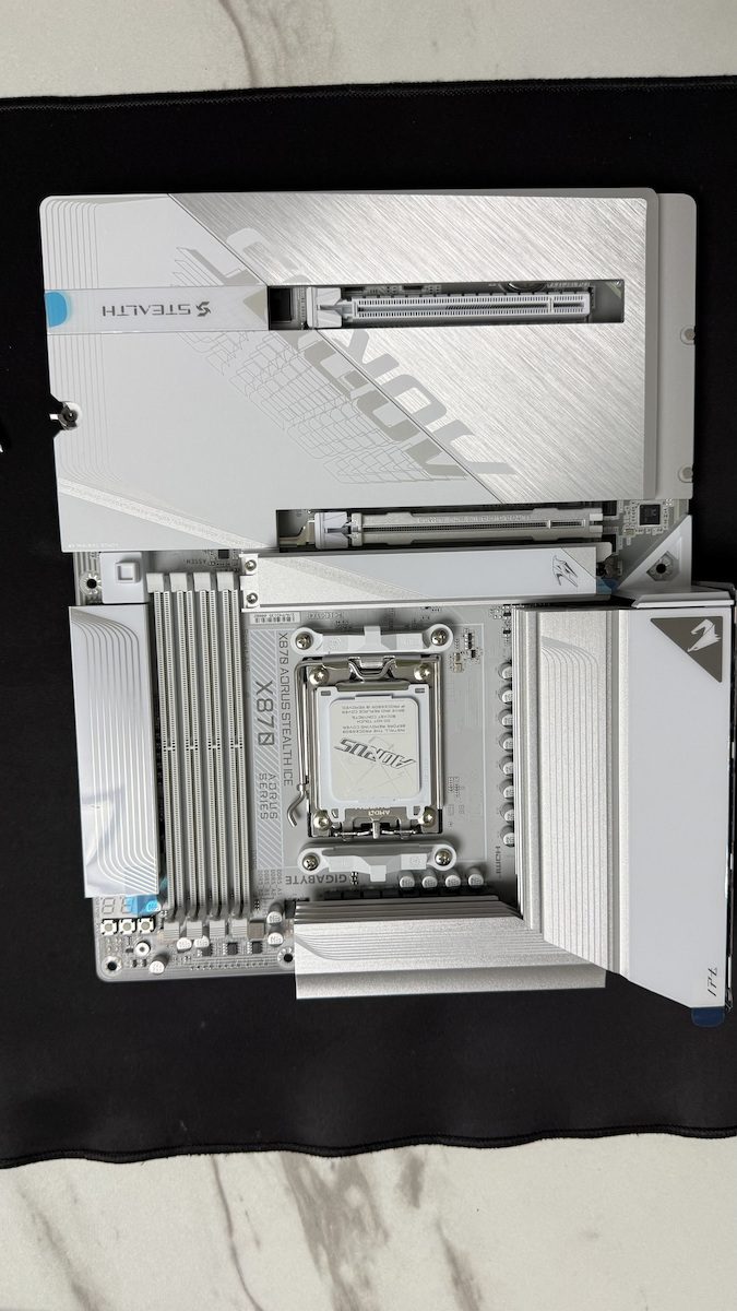 Gigabyte X870 AORUS STEALTH ICE Wi-Fi Motherboard ATX με AMD AM5 Socket