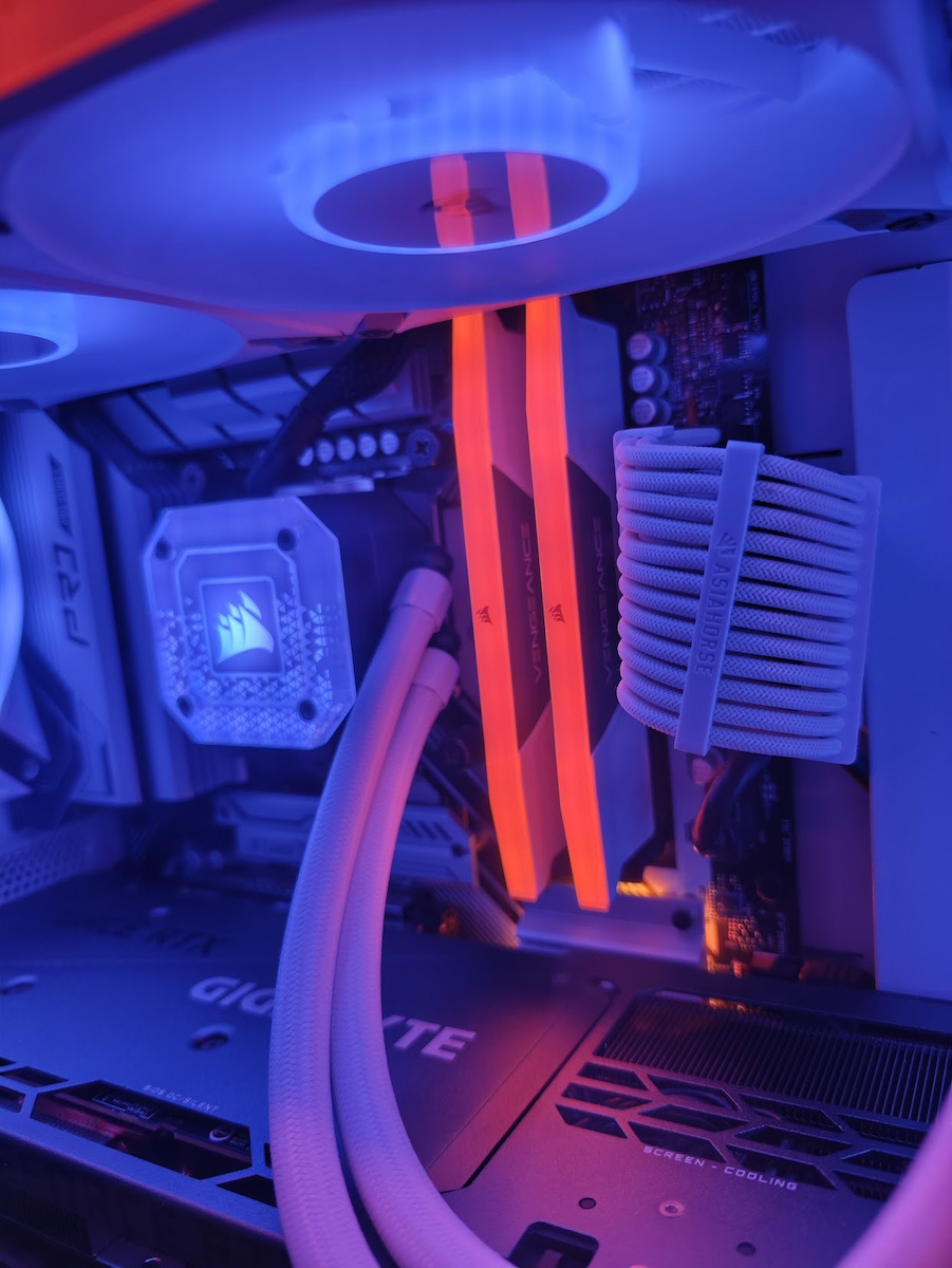 Corsair Vengeance RGB K2 32GB DDR5 RAM с 2 модула (2x16GB) и Скорост 5600 за Настолен Компютър