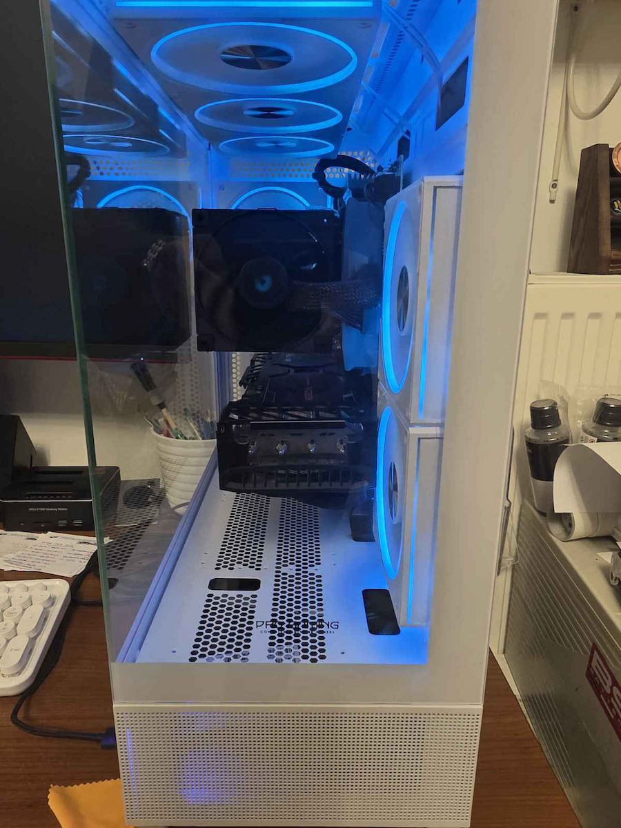 ProGaming Kian Gaming Middle Tower Carcasă Calculator cu Fereastră Laterală și Iluminare ARGB Alb