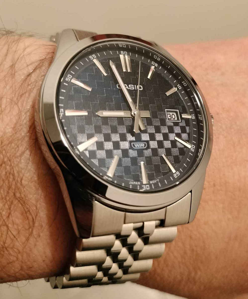 Casio Herrenuhr 41.5mm Batterie mit Silber Metallarmband