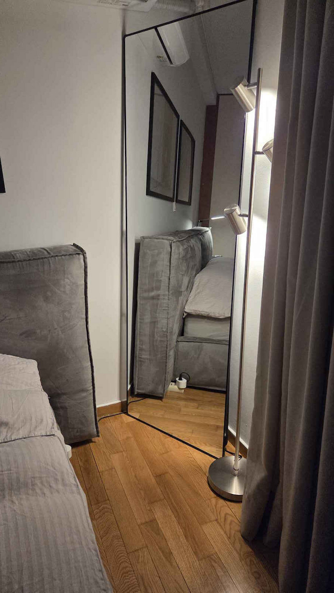 Woodwell Dayton Max Boden- oder Standspiegel mit Goldene Aluminium Rahmen 183x60cm